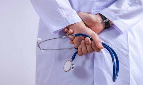 Guntur Collector orders arrest of doctor for pointing out shortage of COVID beds