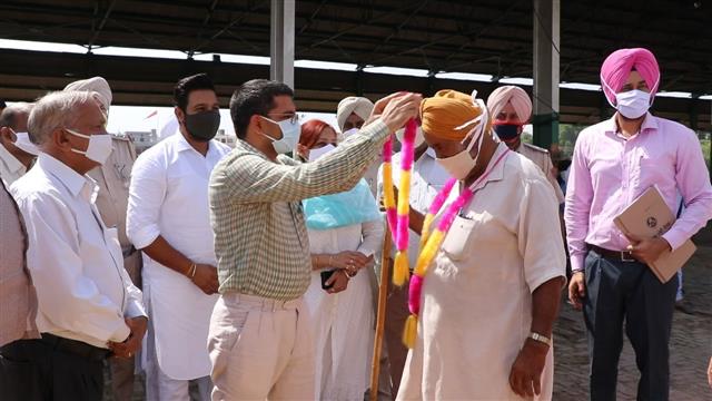 Sangrur DC honours progressive farmer, procures his paddy in 2 hours