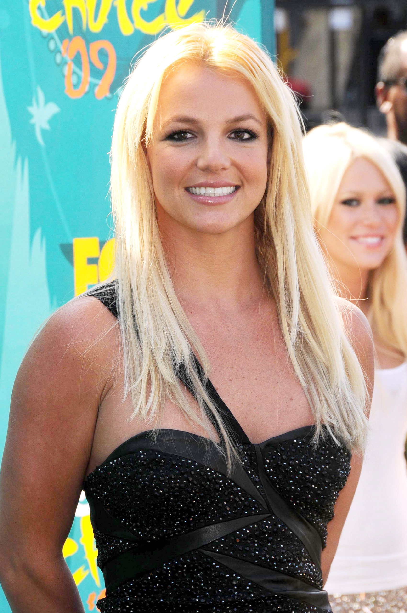 Britney Spears’ father has agreed to step down from the conservatorship