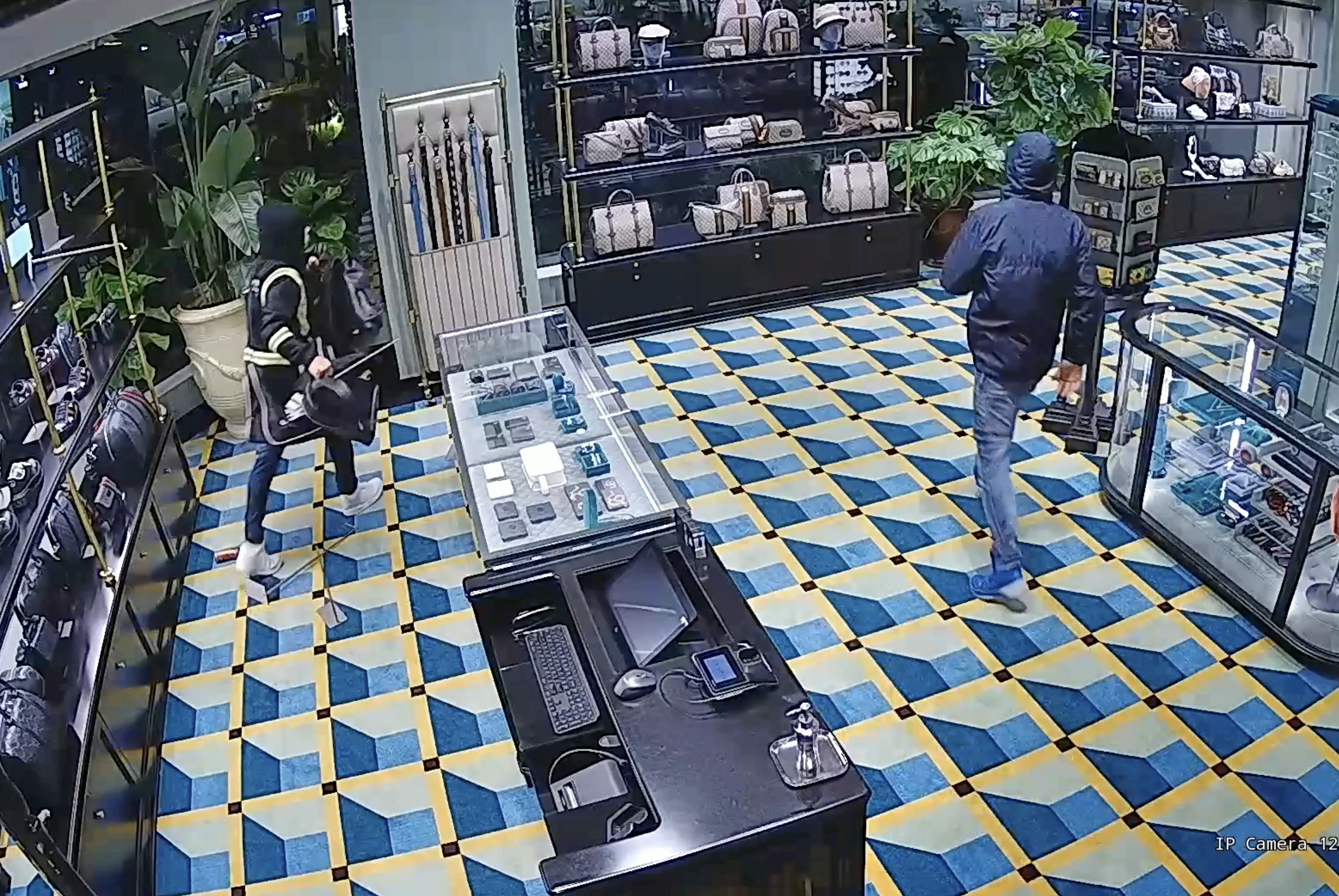 Robbery in High End Downtown store caught on Camera