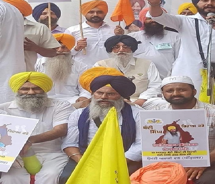 MP Simranjit Mann joins protest at Jantar Mantar for release of Sikh Prisoners