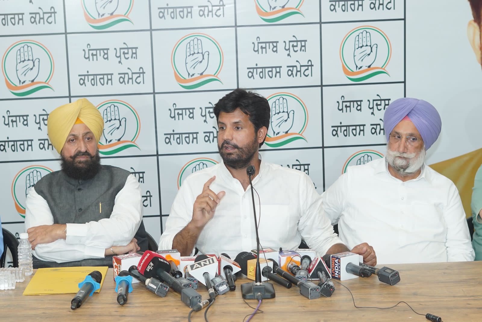 ‘Fed up of AAP’s vendetta’, Congress leaders to present itself before Vigilance