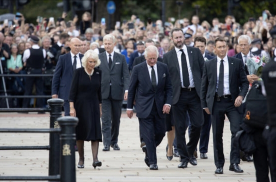 Thousands line up  to pay respects to Queen Elizabeth II in London