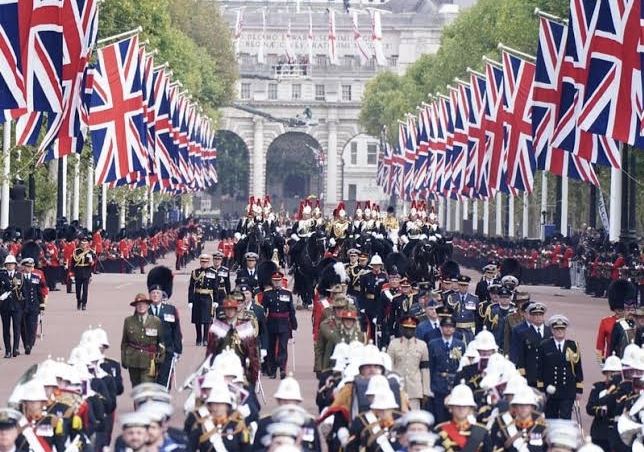 Queen Elizabeth begins final journey to Wellington Arch as public say last farewell