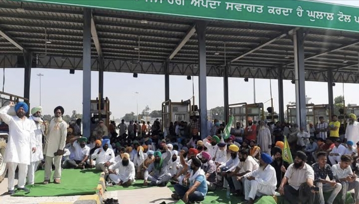 Farmers and toll-plaza employees clash in Punjab for making toll-free; situation tensed in Tanda