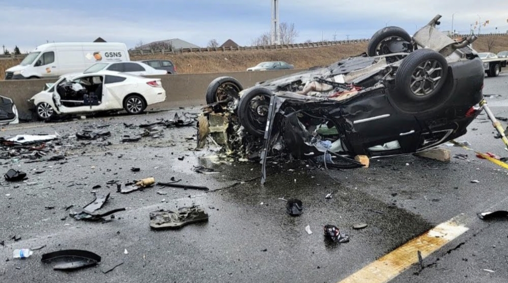 One dead, officer critically injured in wrong-way crash in Pickering