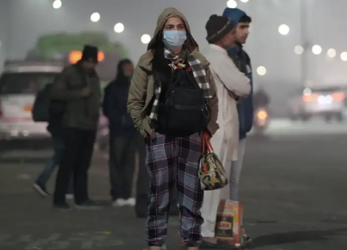 Temperature dips to 2.8 degree Celsius in Delhi, IMD issues alert in India