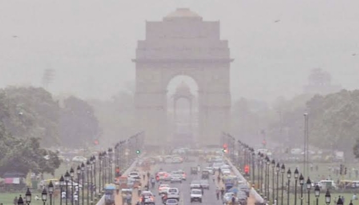 Delhi breathes toxic air, pollution spikes to emergency level in Delhi