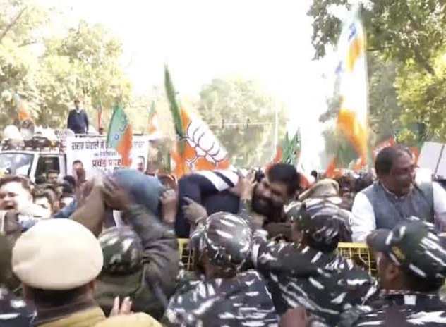 BJP holds massive protest against Kejriwal government over ‘Delhi liquor policy’