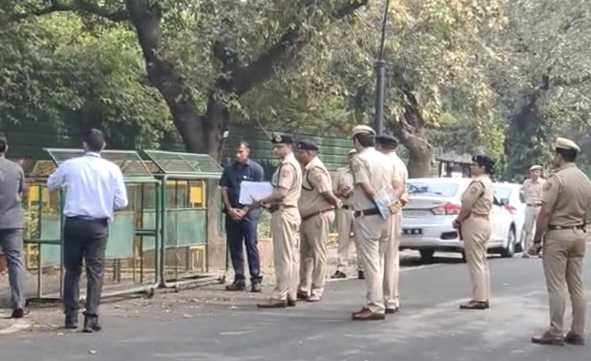 Delhi Police reach Rahul Gandhi’s residence in connection with rape remark made during Bharat Jodo Yatra