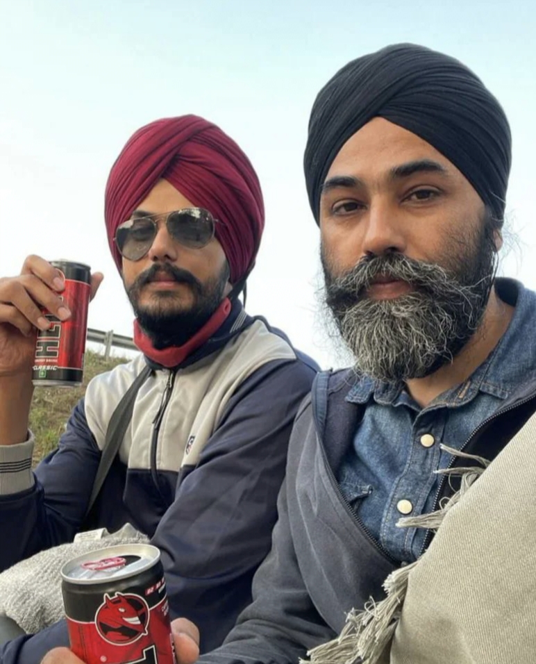 Amritpal Singh still absconding, a selfie with close aide surfaces on social media