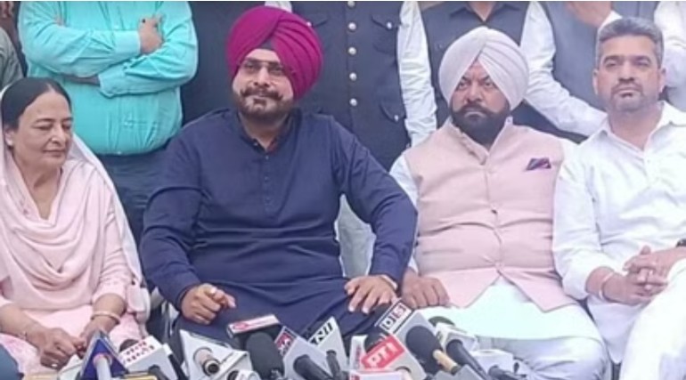 Navjot Sidhu, shares his grief with the family of late MP Santokh Chaudhary, attacks AAP government