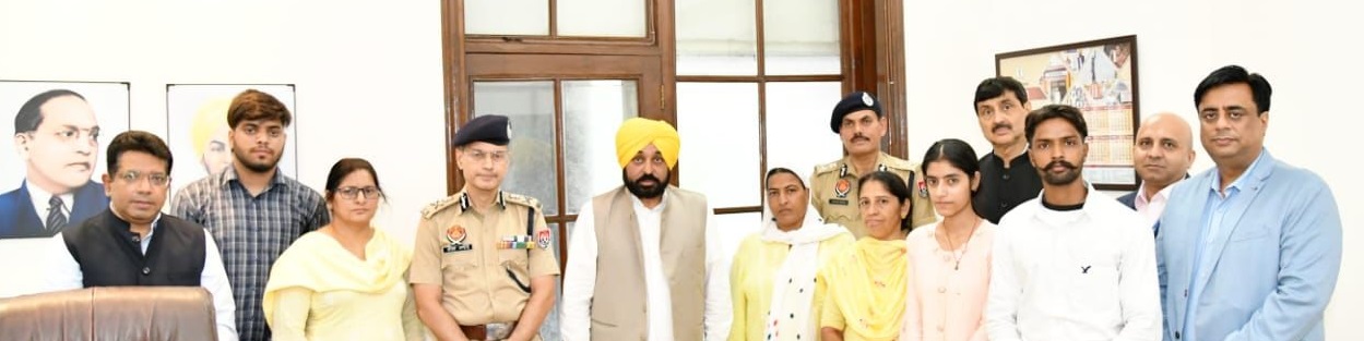 CM Bhagwant Mann provides financial support to family members of deceased cops